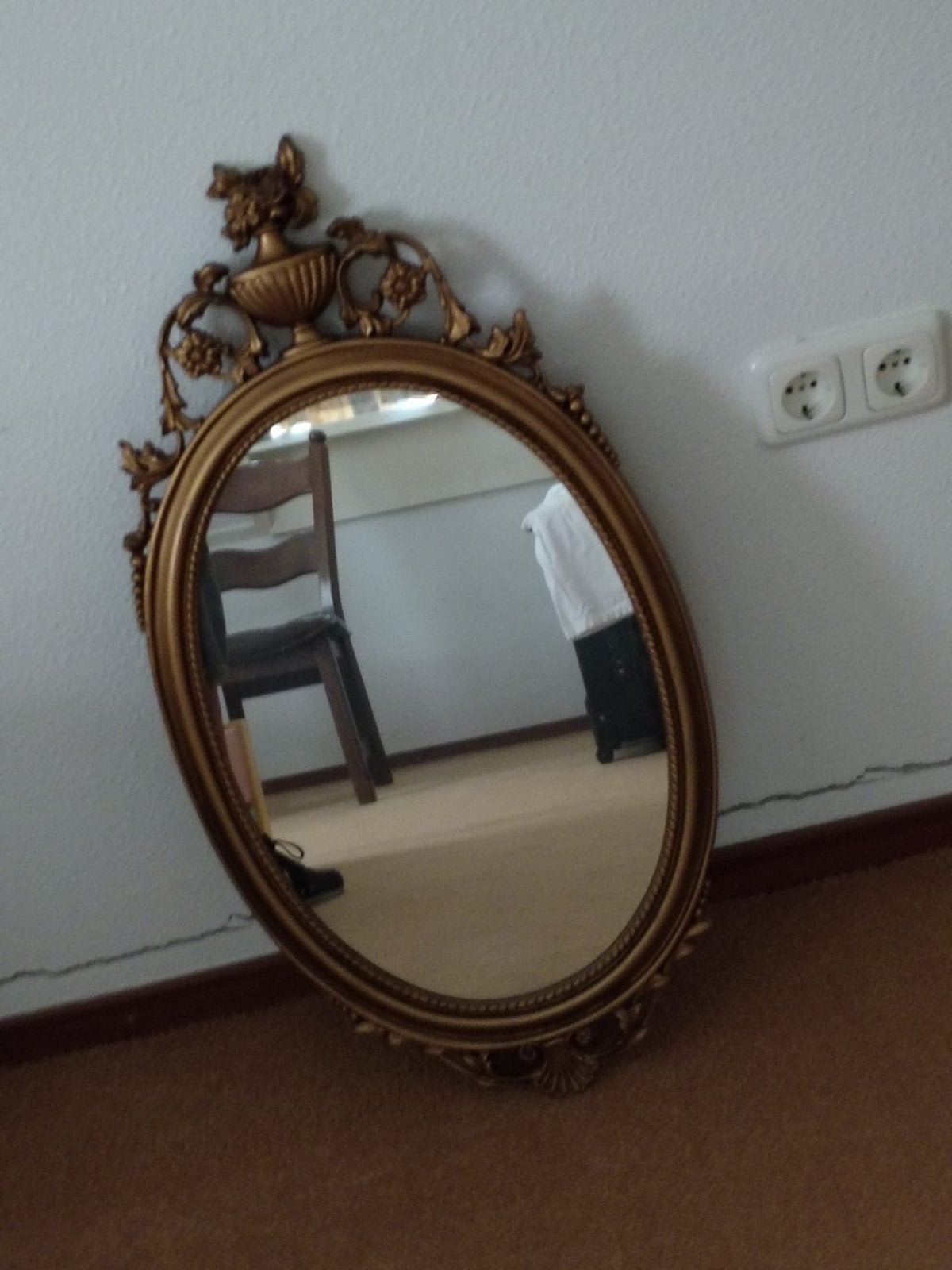 Vintage ovale spiegel met sierlijke gouden lijst, Ophalen, Ovaal, Minder dan 50 cm, 100 tot 150 cm
