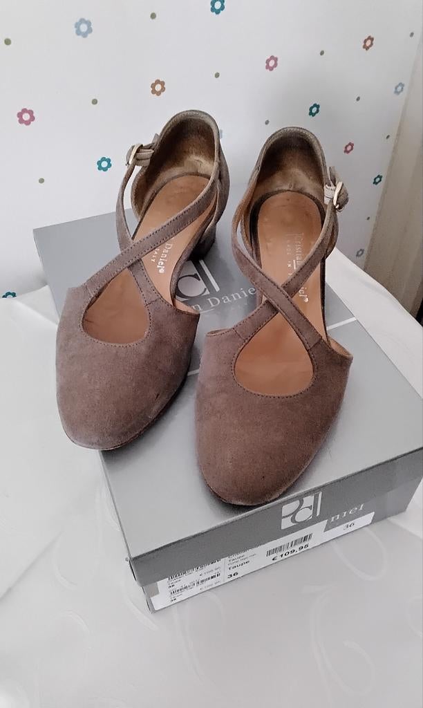 Christian Daniel,  Taupe kleurige nubuck schoenen,  maat 36., Ophalen of Verzenden, Zo goed als nieuw, Overige kleuren