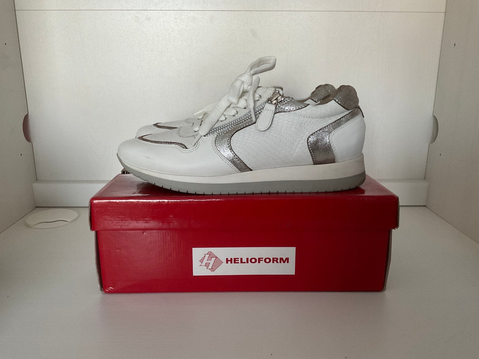 Helioform sneakers wit/zilver maat 7,5, Kleding | Dames, Schoenen, Ophalen of Verzenden, Nieuw, Wit, Sneakers of Gympen