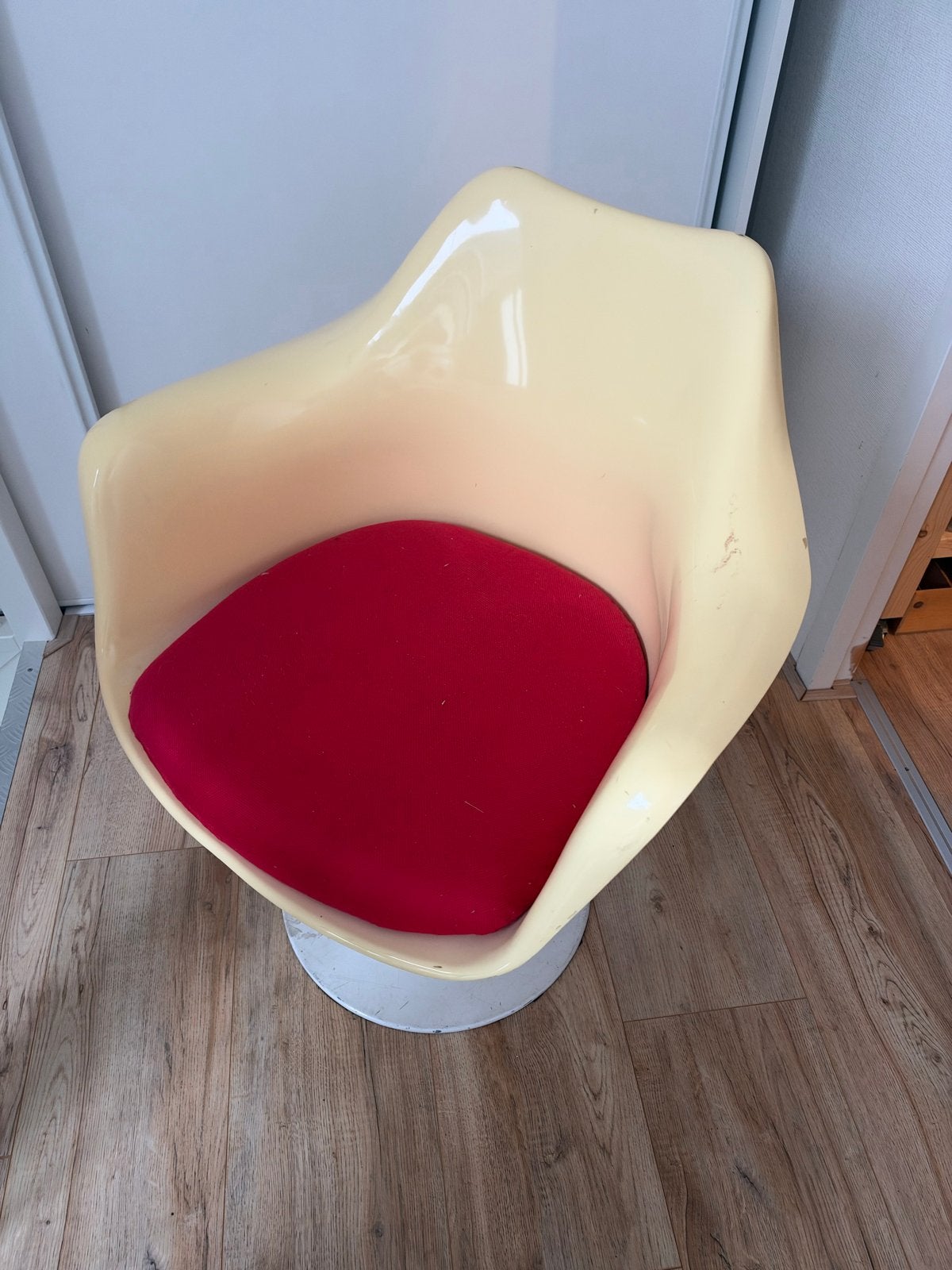 Tulip stoel met rood kussen, Ophalen, Kunststof, Gebruikt, Overige kleuren