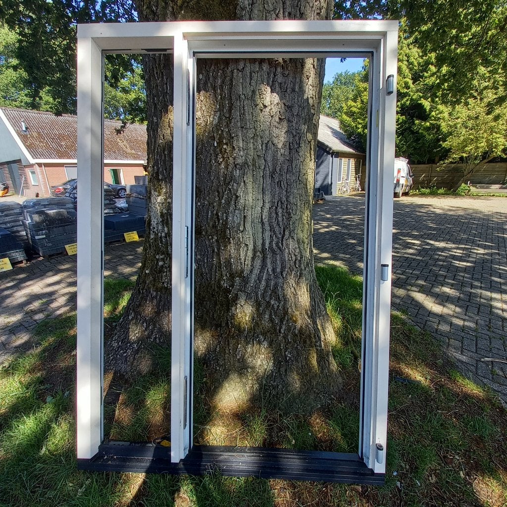 Kunstof deurkozijn, naar buiten draaiend, met zijlicht., Doe-het-zelf en Verbouw, Kozijnen en Schuifpuien, Zo goed als nieuw, Deurkozijn