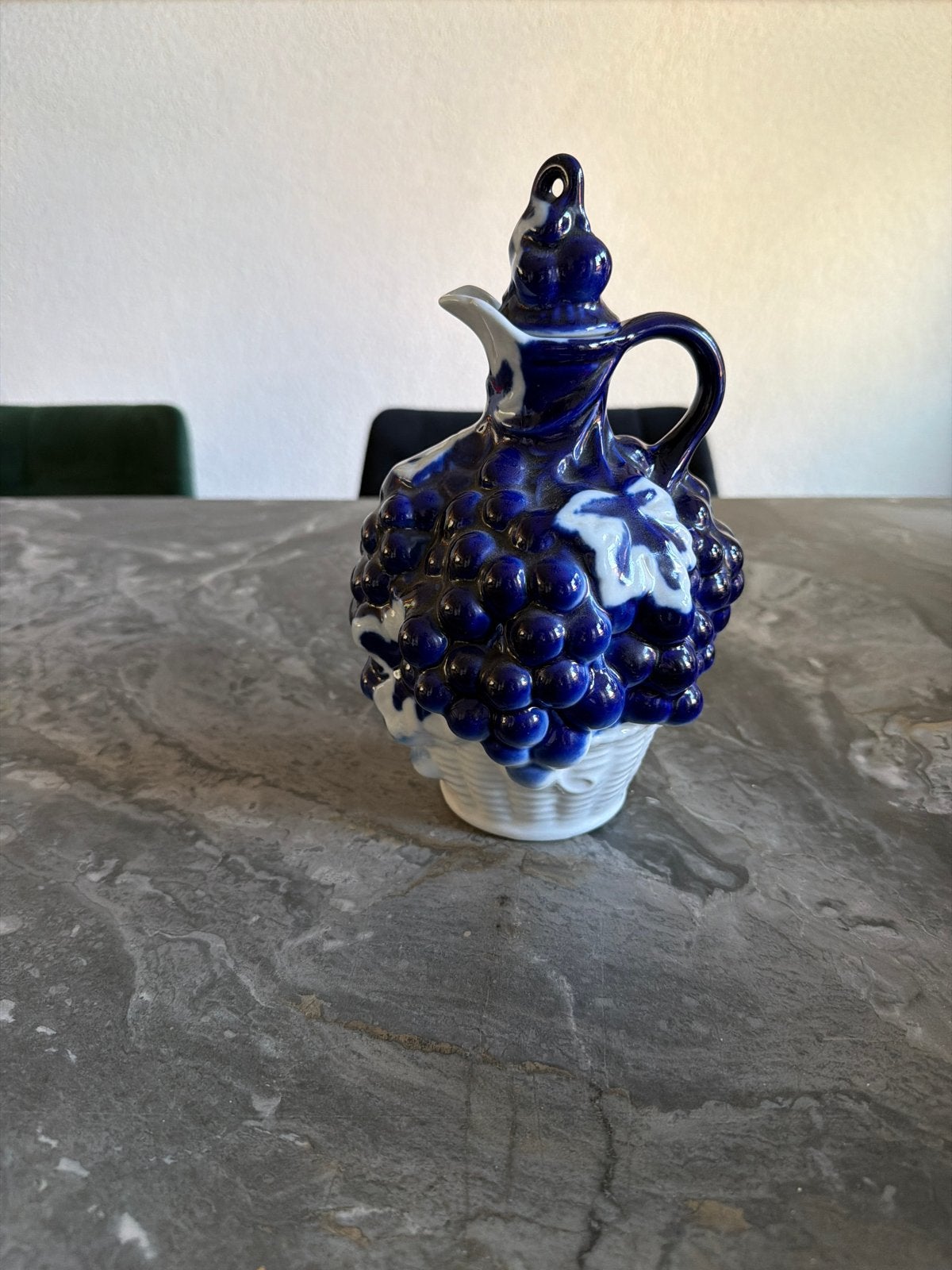 Vintage Karaf met Druivenmotief - Blauw en Wit Keramiek, Antiek en Kunst, Ophalen of Verzenden