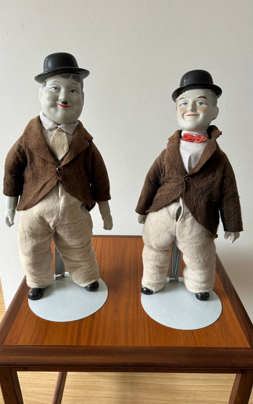 vintage porseleinen poppen Laurel & Hardy + standaard | ‘60, Verzamelen, Ophalen of Verzenden, Zo goed als nieuw, Pop