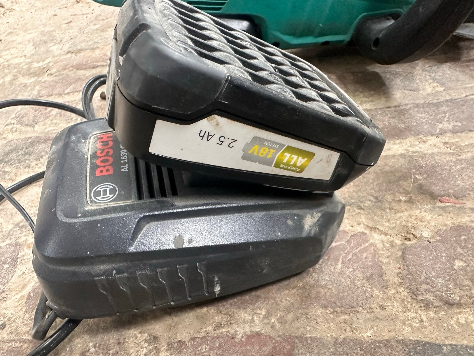 Bosch Heggenschaar met 2 Accu's en Lader, Tuin en Terras, Heggenscharen, Ophalen, Gebruikt, Accu