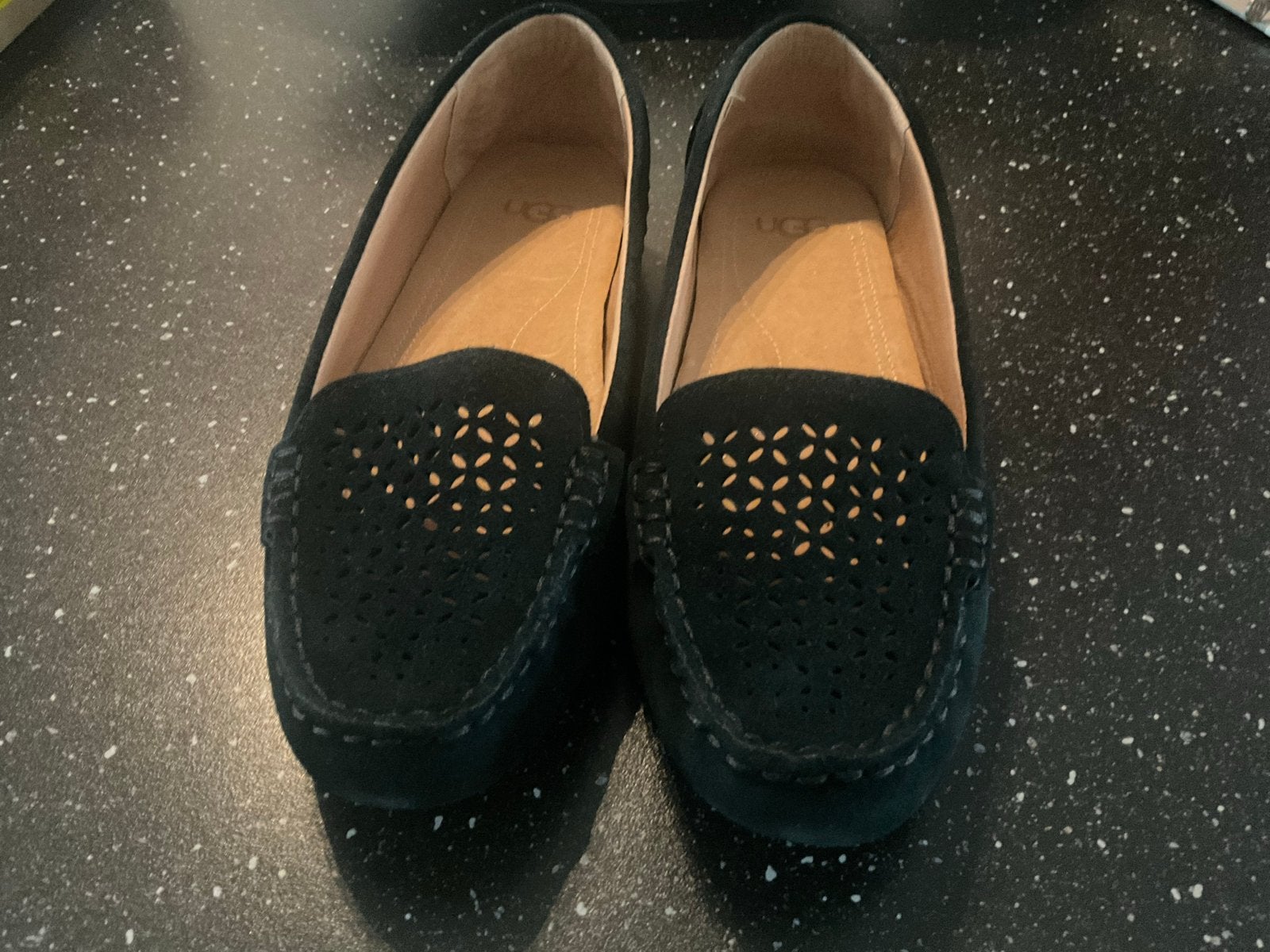 Nieuwe zwarte UGG instappers maat 36 in doos., Ophalen, Nieuw, Zwart, Instappers