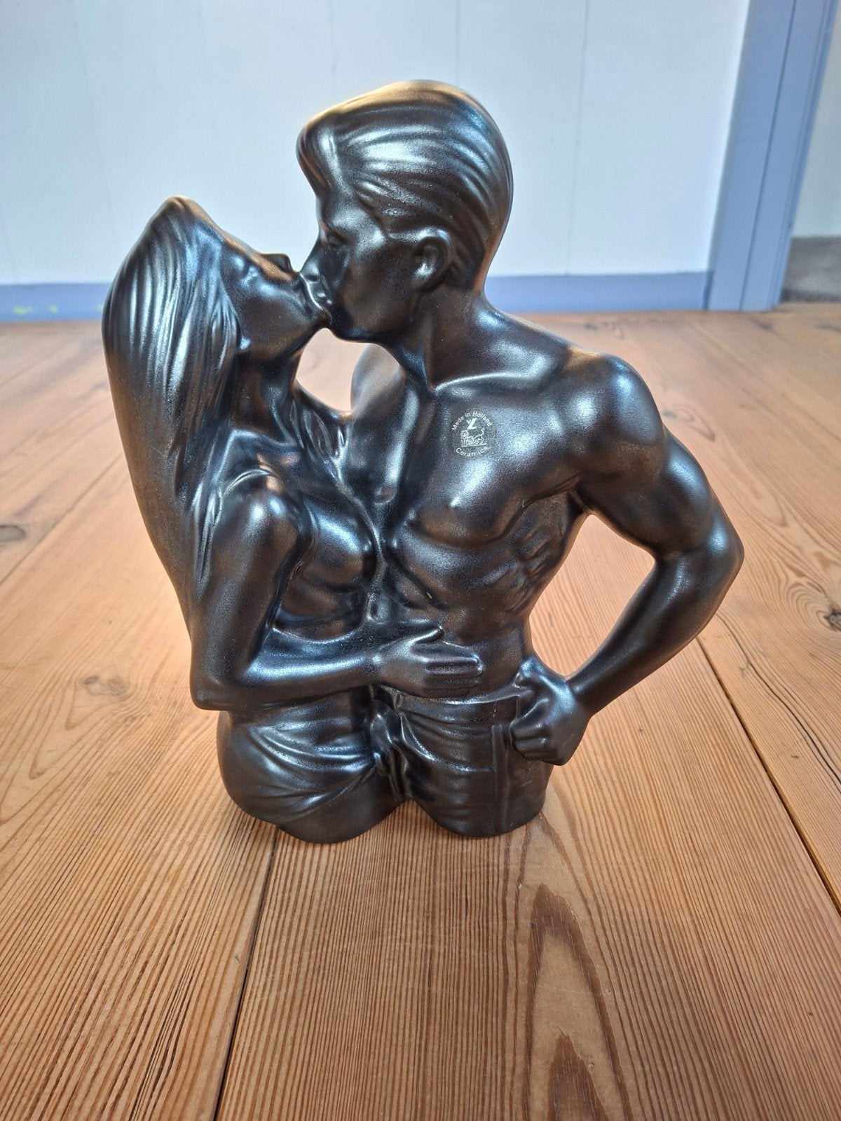 Vintage zwart glanzend beeld van kussend stel., Ophalen, Zo goed als nieuw, Mens