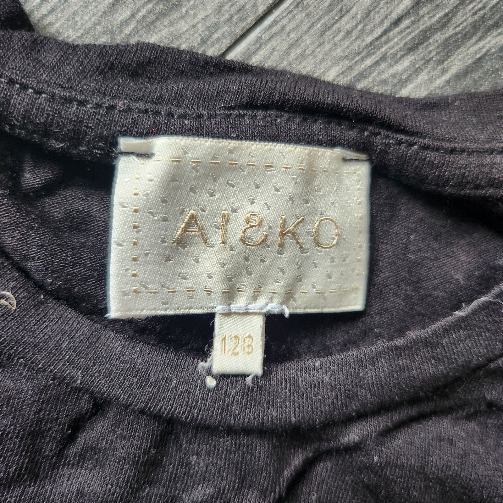 Zwart T-shirt A1&KO maat 128, Kinderen en Baby's, Kinderkleding | Maat 128, A1&KO, Jongen of Meisje, Ophalen of Verzenden, Zo goed als nieuw