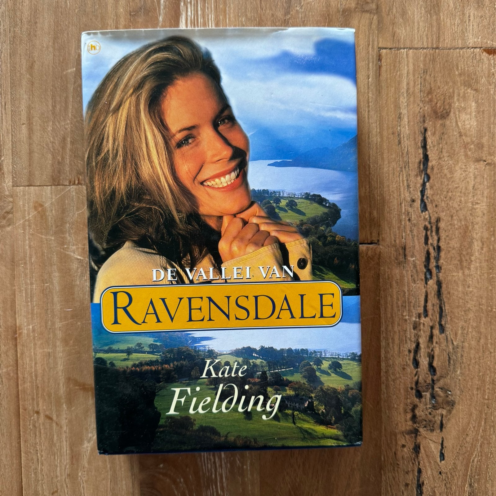 De Vallei van Ravensdale - Kate Fielding, Boeken, Ophalen of Verzenden, Gelezen, Nederland