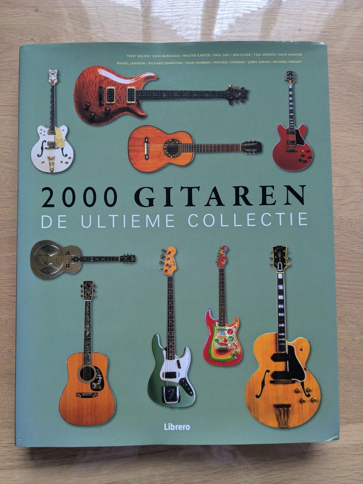 2000 Gitaren: De Ultieme Collectie - Boek, Ophalen of Verzenden, Zo goed als nieuw, Instrument, Tony Bacon, Dave Burrluck, Walter Carter, Paul Day, Ben Elder