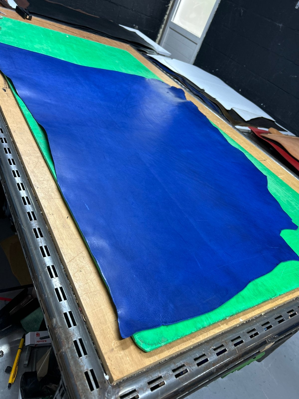 Koning blauw tuigleer 2.3-2,8 mm dikte half soepel nr1, Blauw, Leer of Kunstleer, Ophalen of Verzenden, Zo goed als nieuw