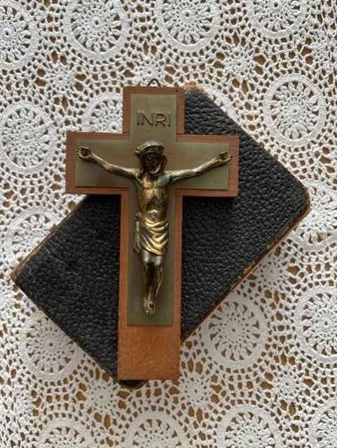 Houten kruis met koperen corpus - 14½ cm x 8½ cm, Ophalen of Verzenden, Zo goed als nieuw, Overige typen, Christendom | Katholiek