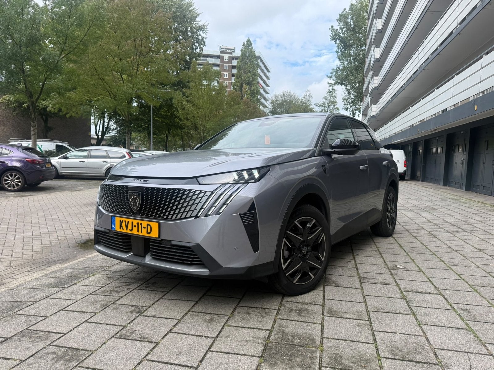 Peugeot 3008 GT 1.2 Hybrid 136pk E-dcs6 2024 Grijs, Dealer onderhouden, 136 pk, Lichtsensor, Alcantara
