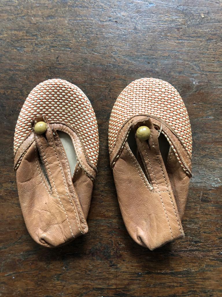 Schattige vintage leren slofjes - Decoratie/Verzamelaars, Ophalen of Verzenden, Kinderen