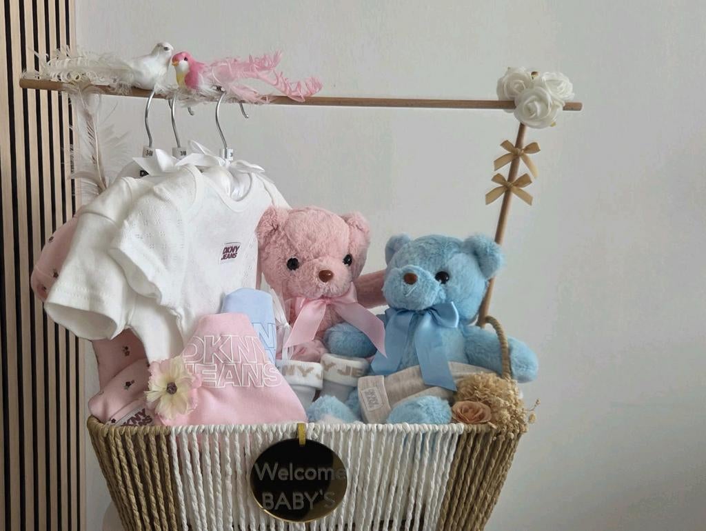 DKNY Tweeling Cadeaumand met Babykleding en Beertjes, Ophalen of Verzenden, Nieuw, Meisje