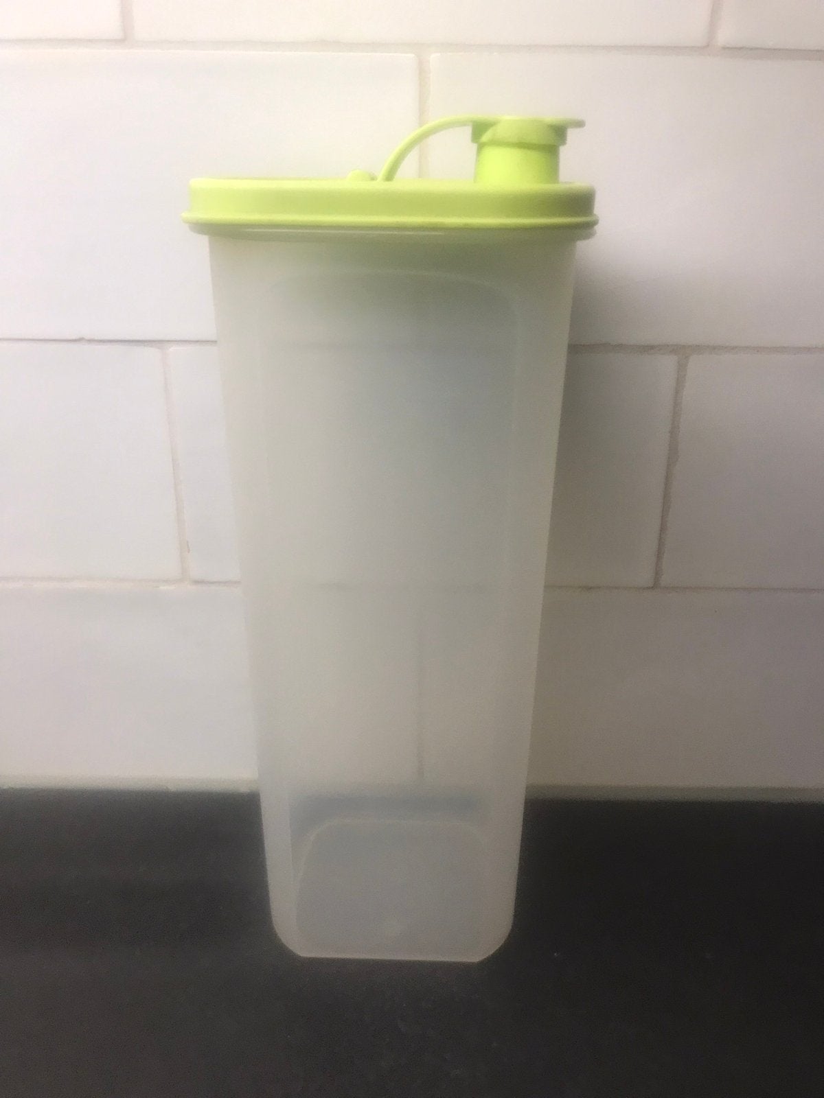 Tupperware slim line slank kan koelkastkan sapkan 2 liter, Beker of Kan, Zo goed als nieuw, Groen, 2000 ml