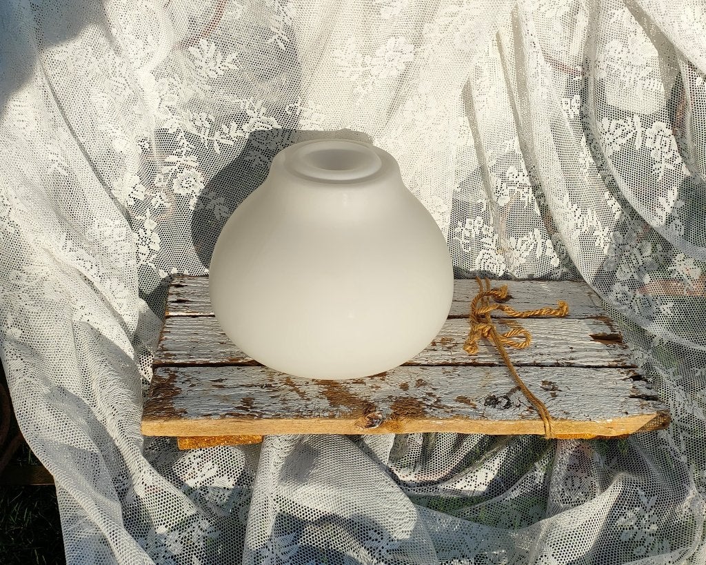 Glazen lamp / Plafonniere / 20 cm/ Diameter 26/ Wit melkglas, Antiek en Kunst, Antiek | Lampen, Ophalen of Verzenden