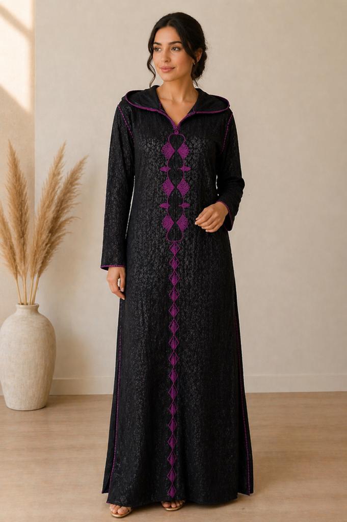 Zwarte Jalaba met paarse borduursels, maat 38, Kleding | Dames, Jurken, Zo goed als nieuw, Maat 38/40 (M), Zwart, Onder de knie