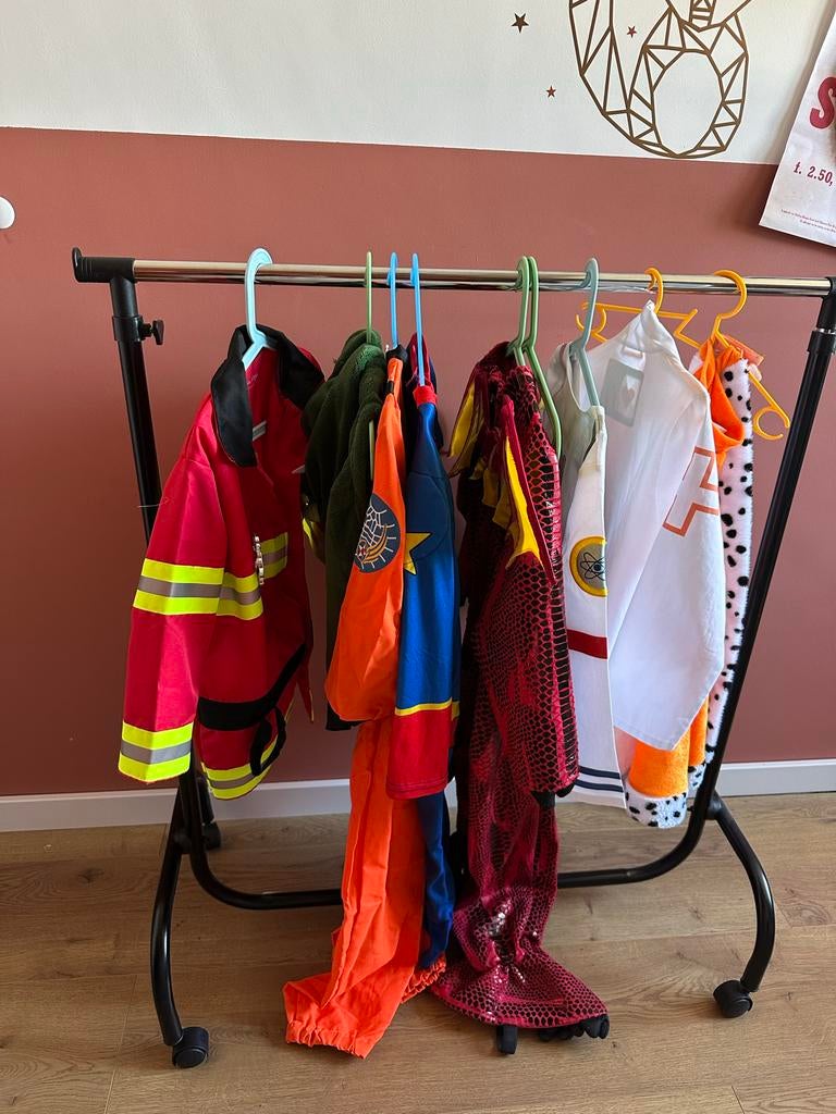 Complete verkleedgarderobe met rek en accessoires, Kinderen en Baby's, Carnavalskleding en Verkleedspullen, Ophalen, Jongen of Meisje