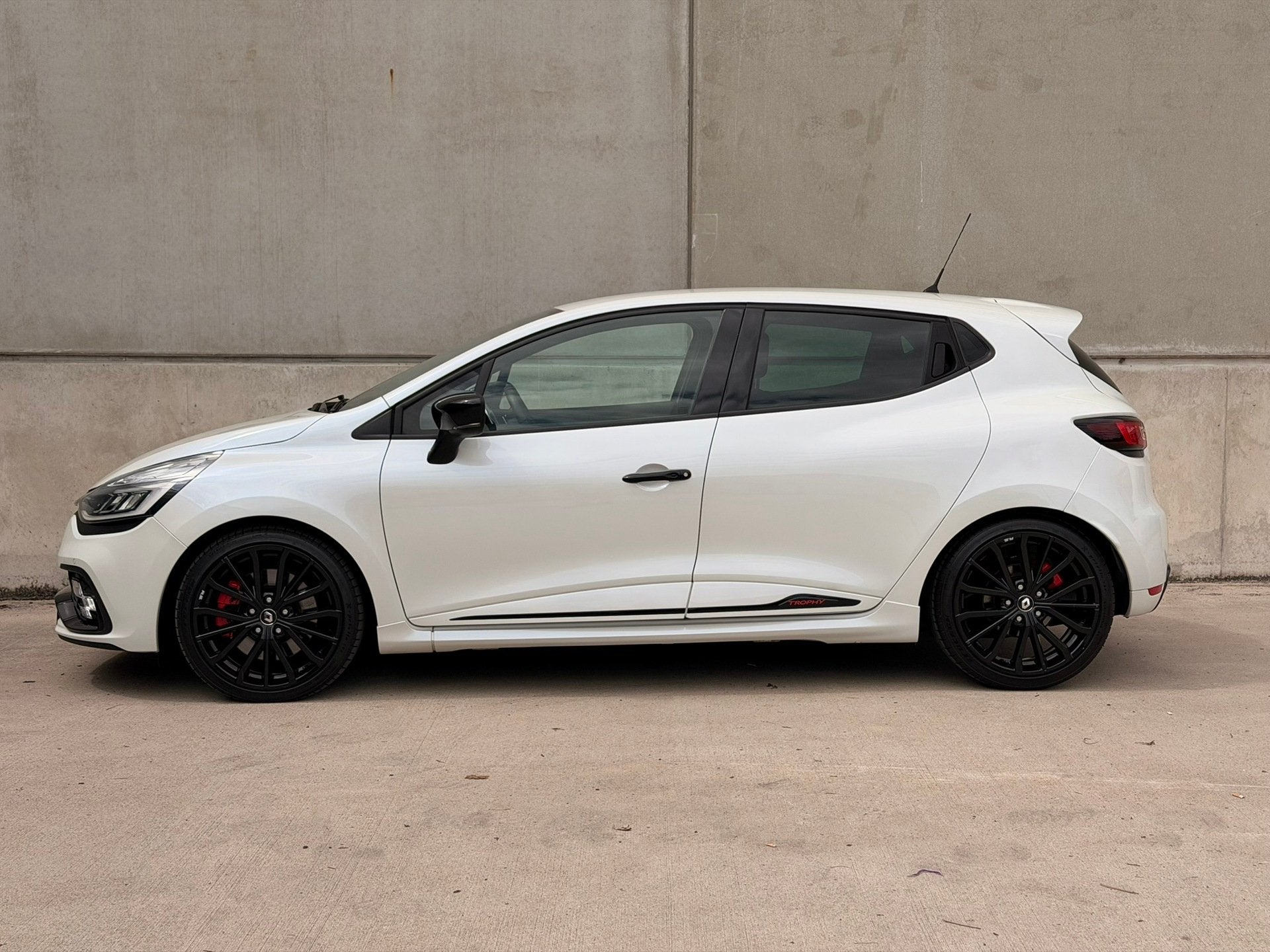 Renault Clio 1.6 R.S. Trophy 220PK 18'' LED Navi Cruise Clim, Auto's, 1618 cc, Gebruikt, 4 cilinders, Leder en Stof