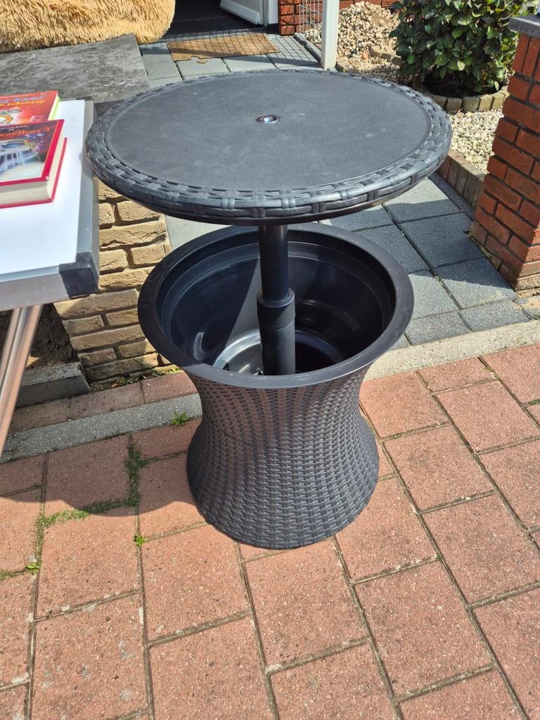 Cool staan tafel, Ophalen, Zo goed als nieuw, Rond, Kunststof