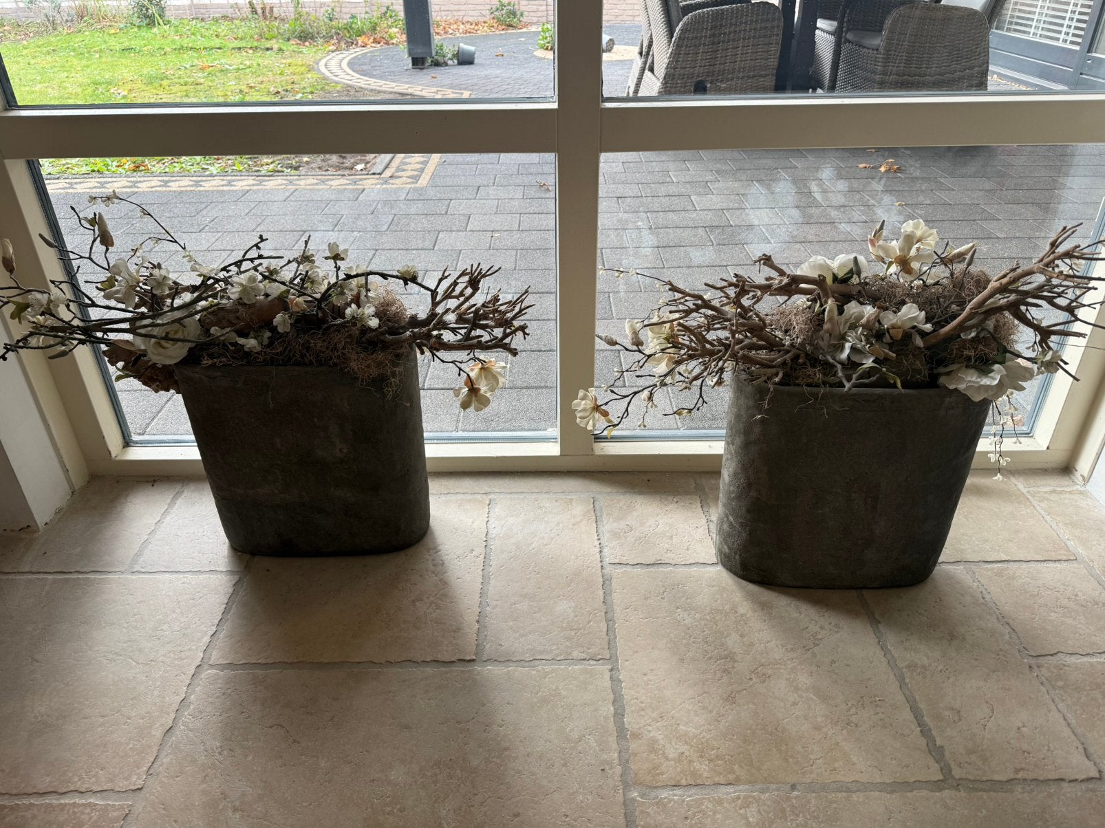 Twee zeer mooie grijze stenen bloempotten, Ophalen, Steen, Rond, Zo goed als nieuw