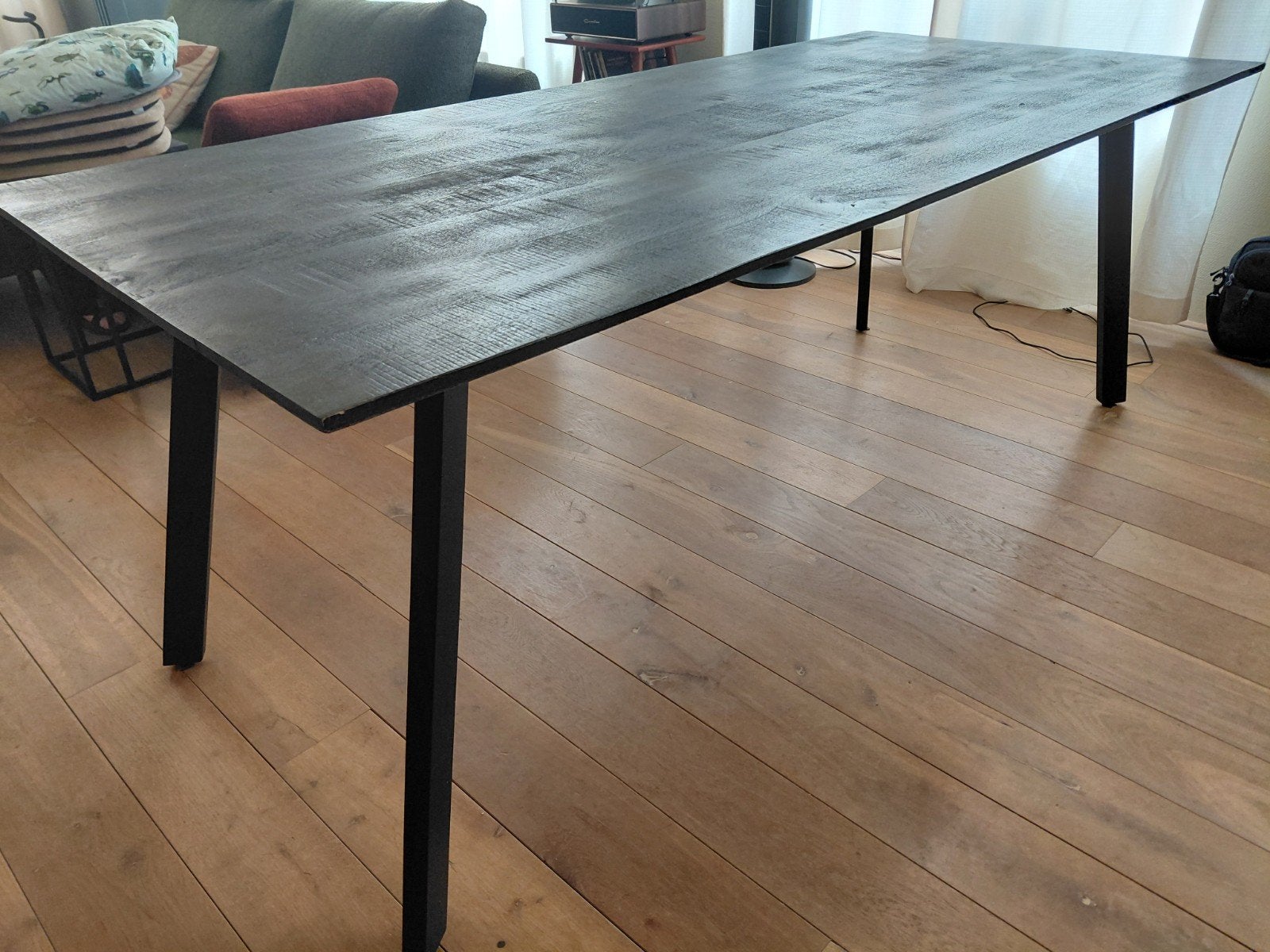 Robuuste eettafel met zwart houten blad en metalen poten, Huis en Inrichting, Tafels | Eettafels, Gebruikt, 200 cm of meer, 50 tot 100 cm