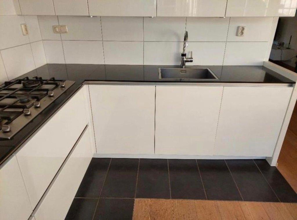 Nette witte greeploze hoogglans hoekkeuken GEDEMONTEERD, Huis en Inrichting, Keuken | Complete keukens, Wit, Hoekkeuken, Ophalen of Verzenden