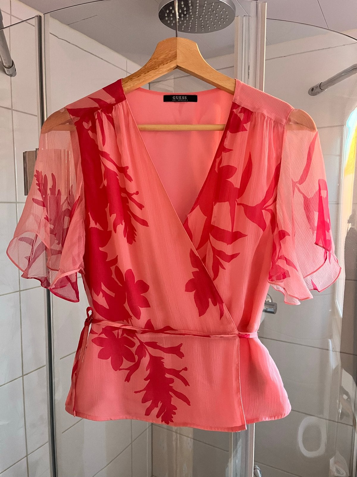 Guess Roze Bloemenprint Wikkelblouse Maat S, Kleding | Dames, Tops, Ophalen of Verzenden, Zo goed als nieuw, Korte mouw, Roze