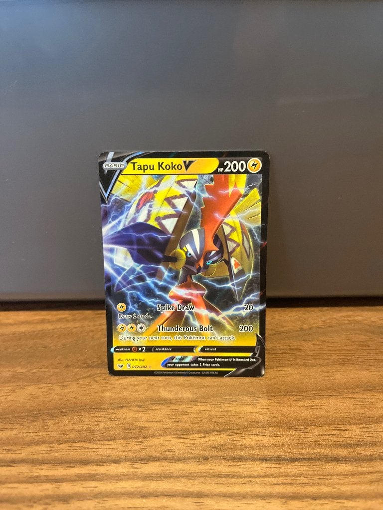Pokémon TCG: Tapu Koko V (072/202) - Sword & Shield, Ophalen, Zo goed als nieuw, Losse kaart, Foil
