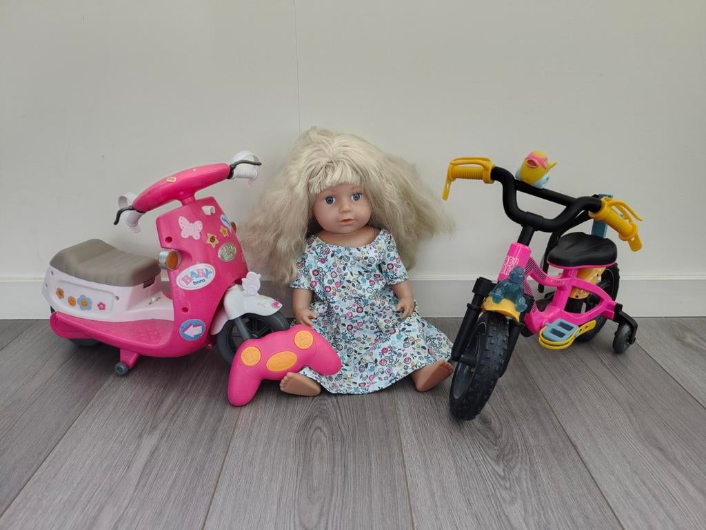Baby Born met scooter en fiets, Kinderen en Baby's, Speelgoed | Poppen, Ophalen of Verzenden, Gebruikt, Babypop