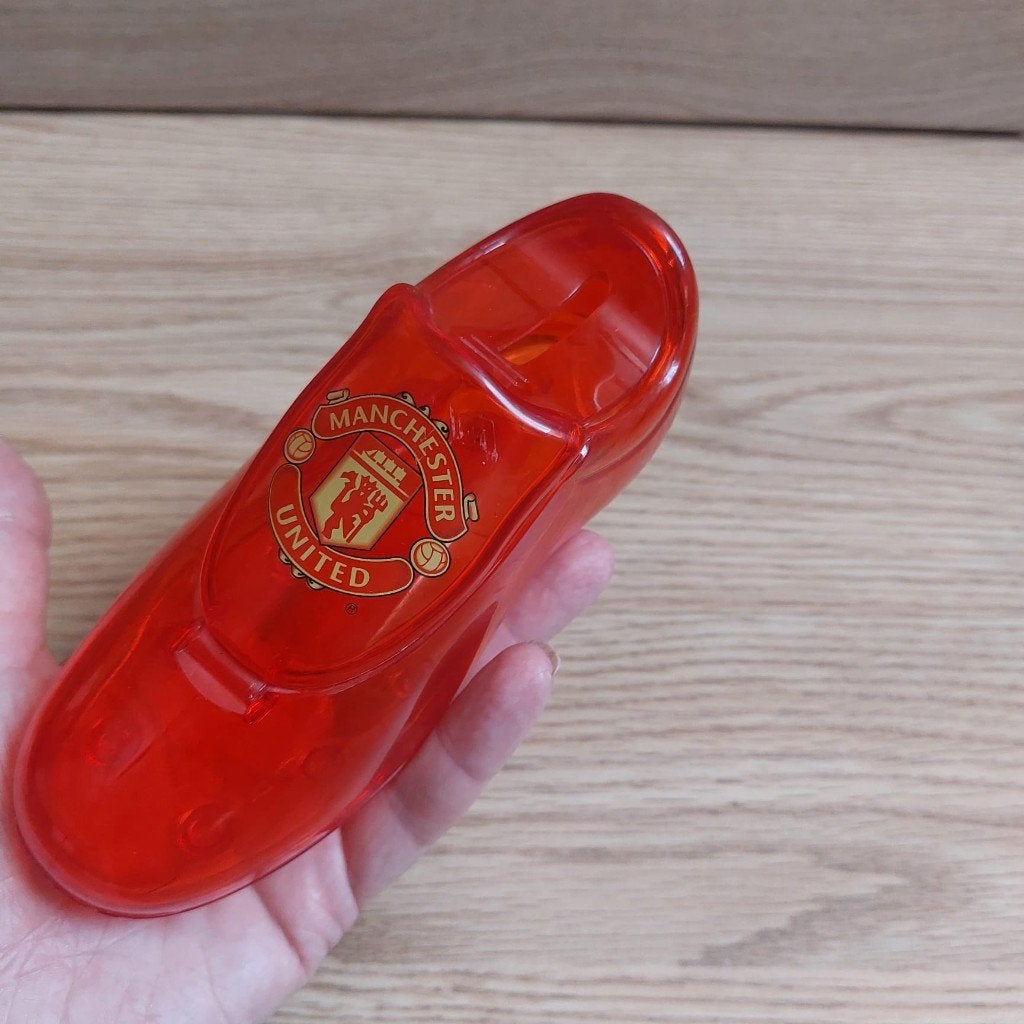 Vintage rode plastic voetbalschoenspaarpot Manchester United, Ophalen of Verzenden, Buitenlandse clubs, Shirt