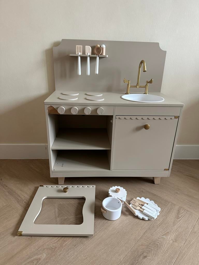 Keukentje Petit Amelie met accessoires (Deurtje kapot), Ophalen, Gebruikt, Hout, Speelkeuken