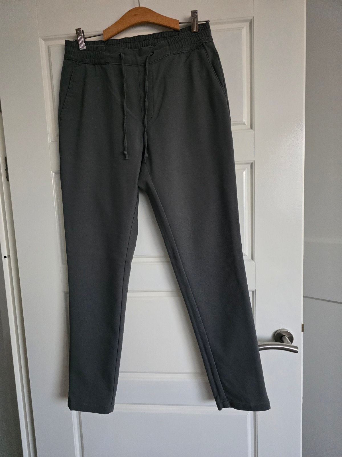 Te koop groene heren broek, merk Daily Aesthetikz (The Sting, Maat 48/50 (M), Ophalen of Verzenden, Zo goed als nieuw, Daily Aesthetikz