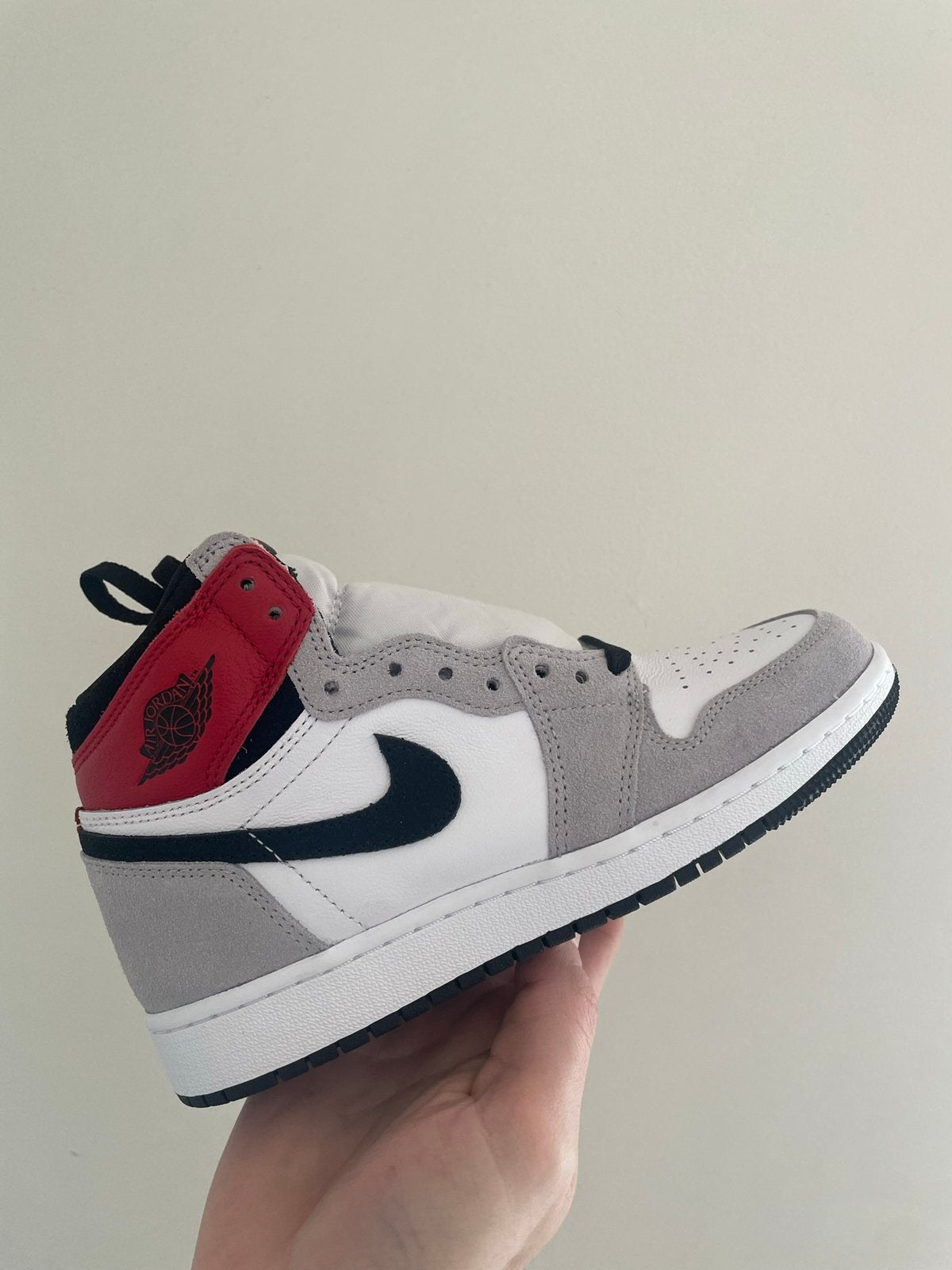 Nike Air Jordan 1 High ‘Smoke Grey’ 36, Kleding | Dames, Nike, Nieuw, Ophalen of Verzenden, Sneakers of Gympen