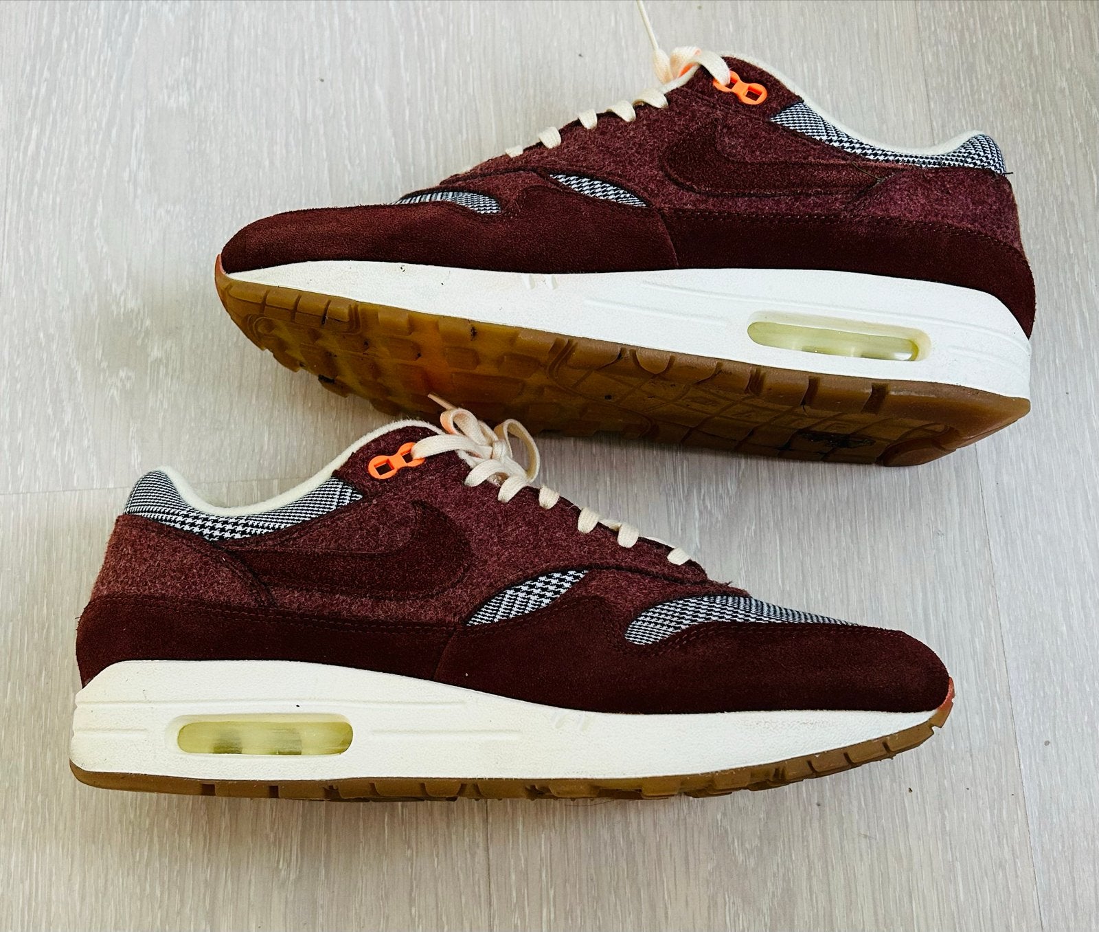 Nike Air Max 1 Houndstooth - maat 43, Kleding | Heren, Ophalen of Verzenden, Zo goed als nieuw, Overige kleuren, Sneakers of Gympen