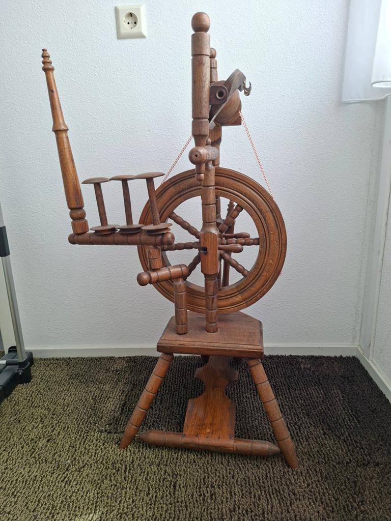 Oud houten spinnewiel - Decoratief en functioneel, Hobby en Vrije tijd, Spinnewielen en Spinnen, Ophalen, Gebruikt, Spinnewiel