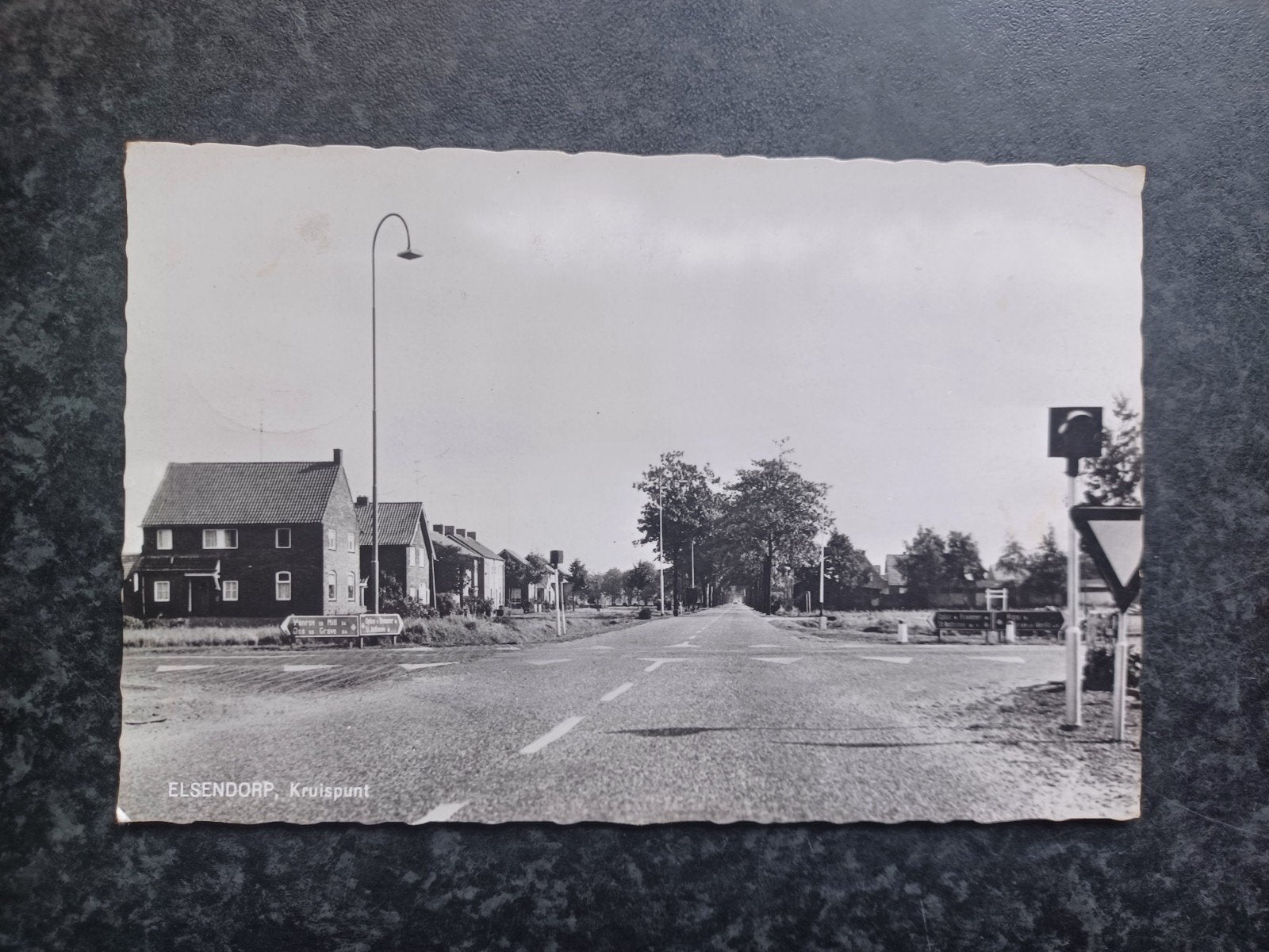 Elsendorp Kruispunt met ANWB wegwijzer 1965, Ophalen of Verzenden, 1960 tot 1980, Gelopen, Noord-Brabant