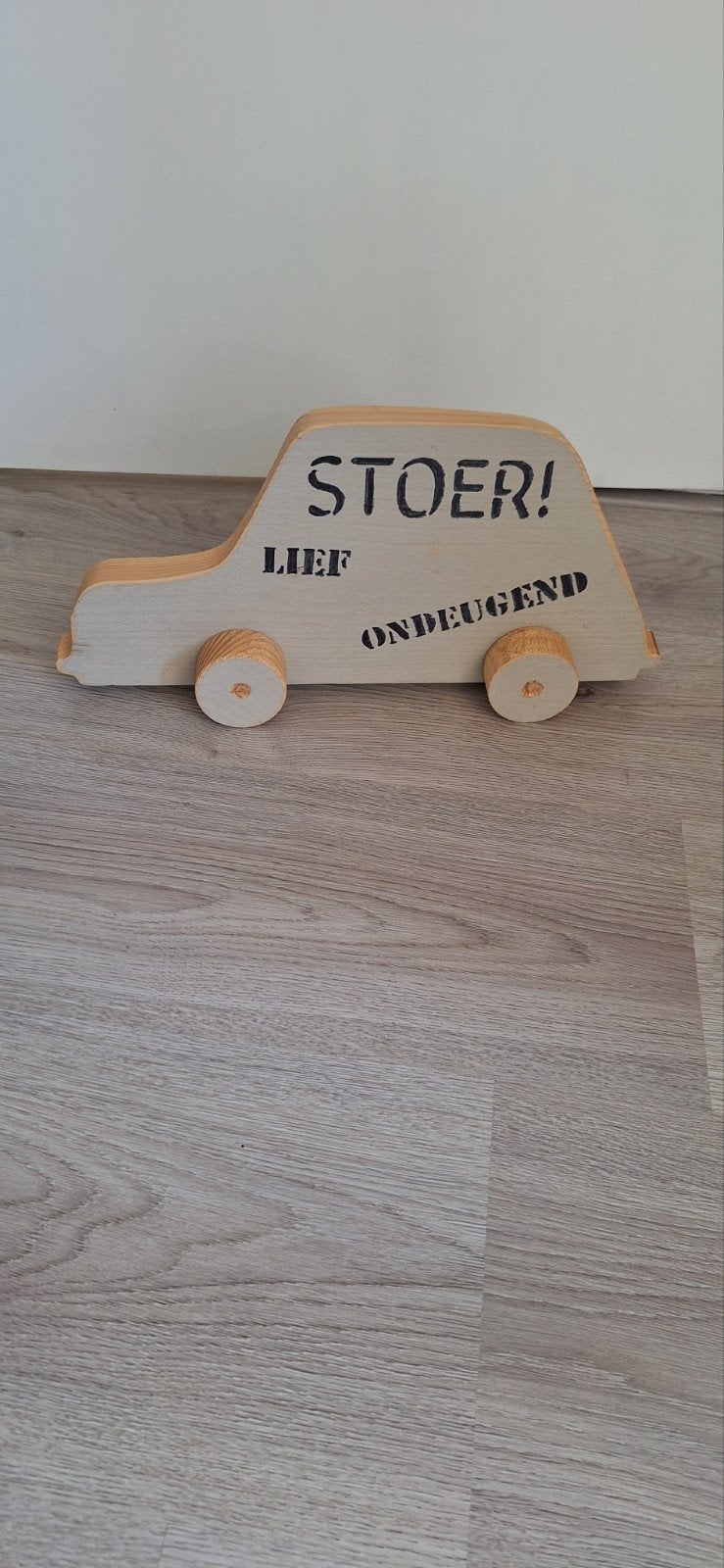 Houten auto met tekst 'Stoer! Lief Ondeugend', Ophalen, Zo goed als nieuw, Overige typen