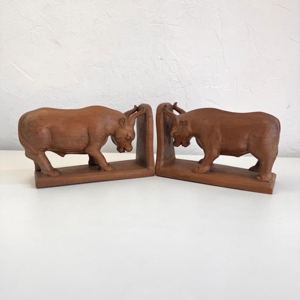 Handgesneden houten buffel boekensteunen, Houtsnijwerk, Ophalen of Verzenden, Zoogdier, 20 - 50 cm
