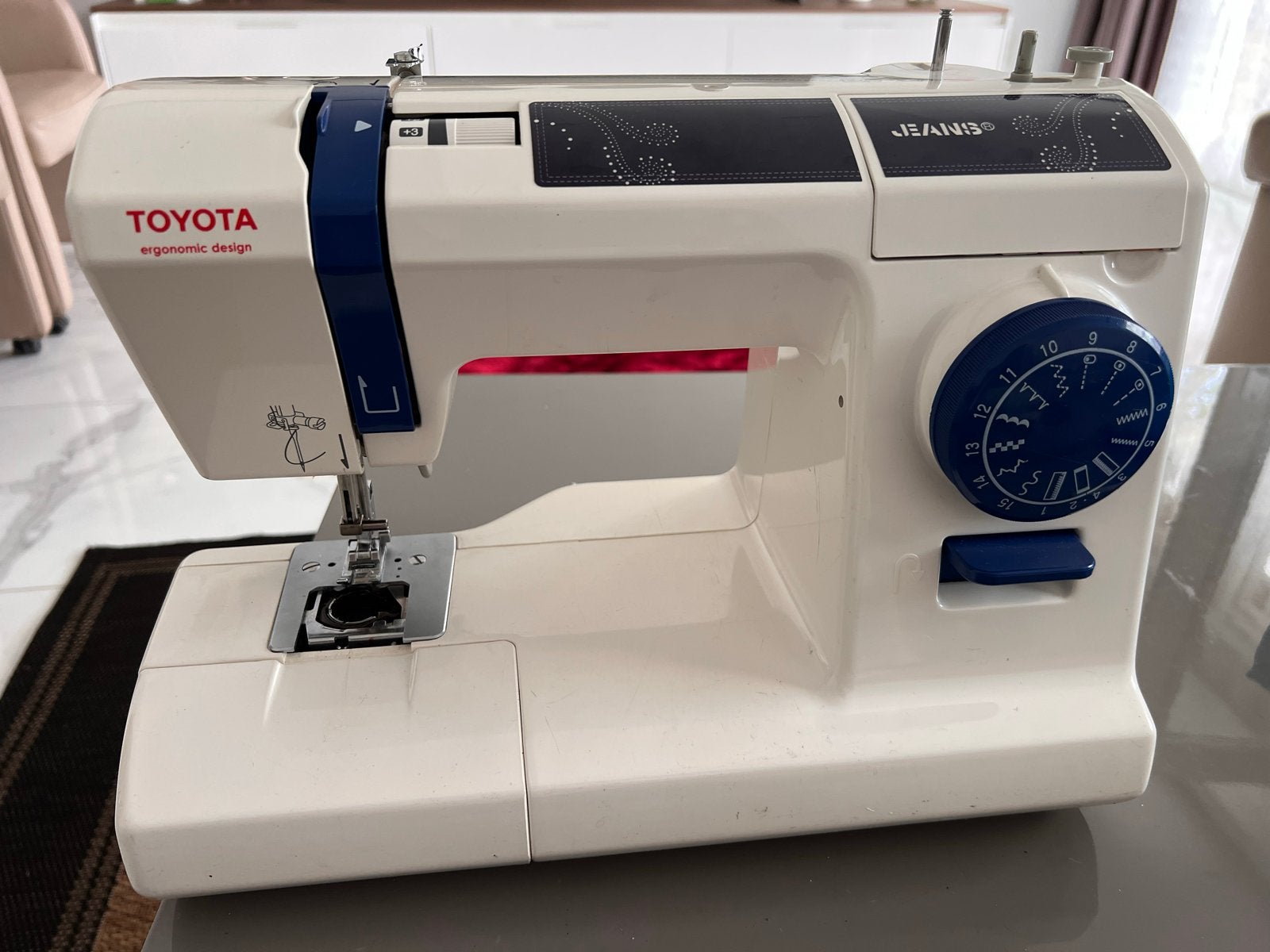 Toyota naaimachine - werkt, schroefje kapot, Hobby en Vrije tijd, Ophalen, Gebruikt, Naaimachine, Overige merken