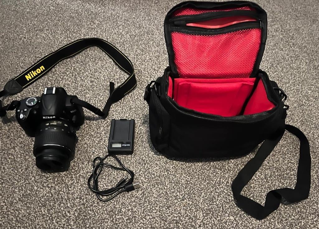 Nikon D3000 spiegelreflexcamera +18-55 lens+tas, Spiegelreflex, 10 Megapixel, Ophalen of Verzenden, Zo goed als nieuw