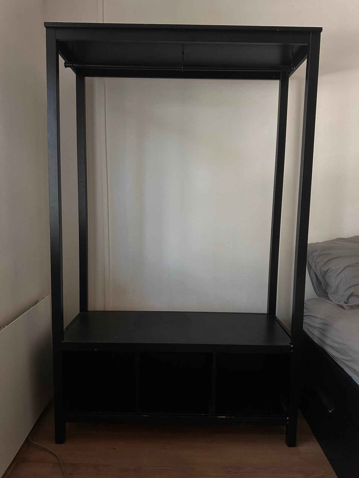 IKEA Zwarte Kledingkast met Stang en Vakken - Amsterdam West, Huis en Inrichting, Ophalen, Met plank(en), Gebruikt, 100 tot 150 cm