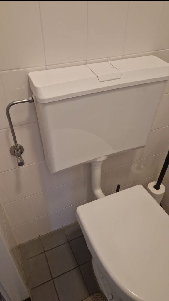 Wc met reservoir . En wastafel met kraan., Ophalen, Zo goed als nieuw