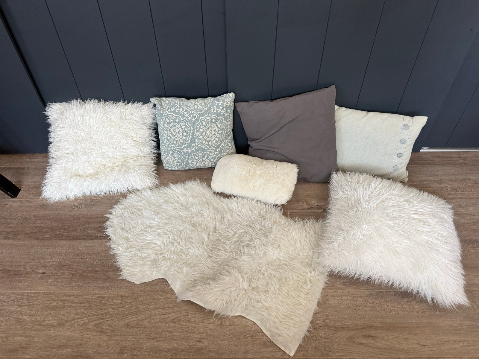 Complete set woondecoratie: kussens, plaid en vacht, Huis en Inrichting, Ophalen, Gebruikt, Meerkleurig, Inclusief binnenkussen