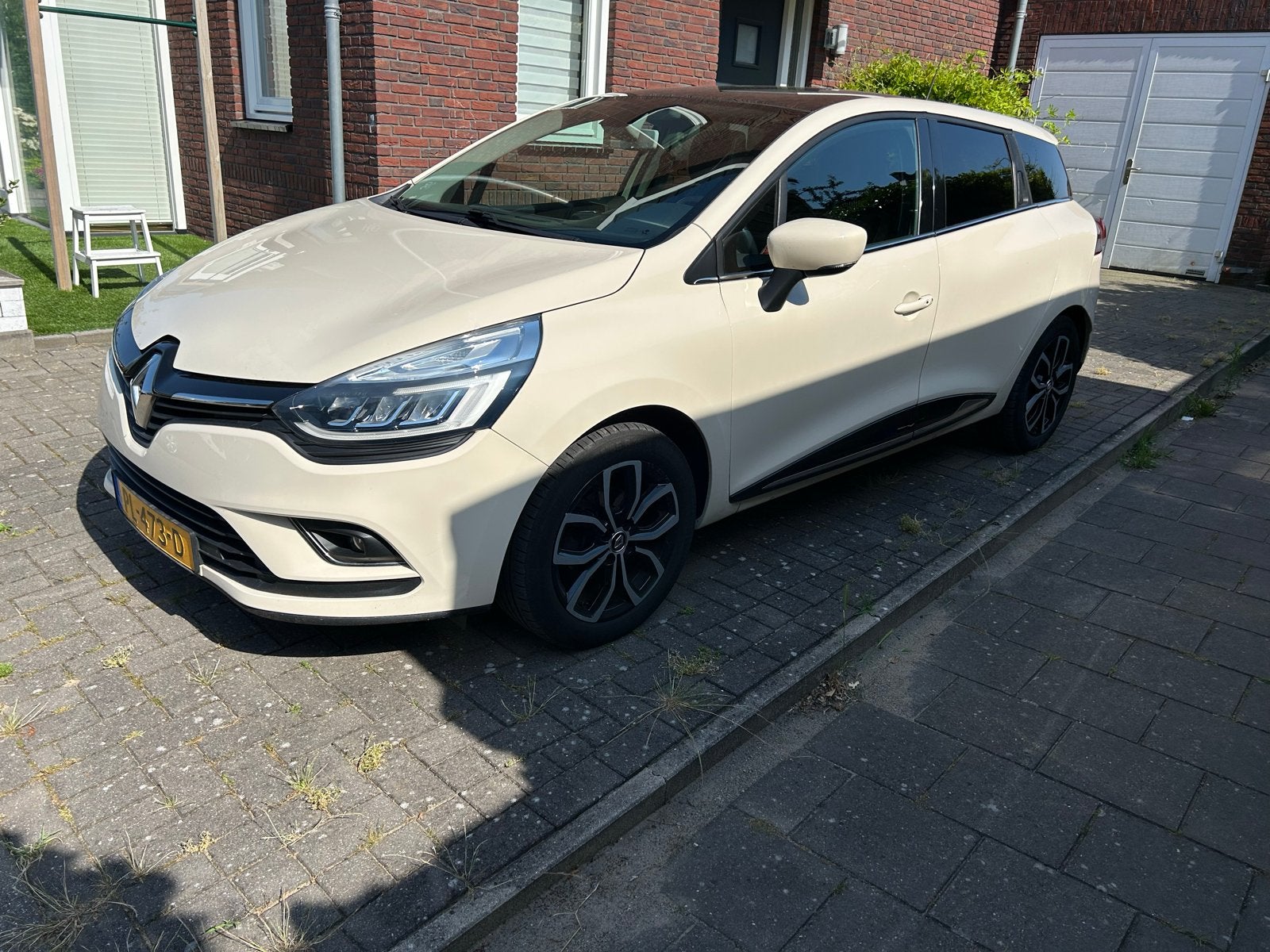 Renault Clio 1.2 Estate 2017. 94.448 km., 4 cilinders, 635 kg, Beige, Origineel Nederlands