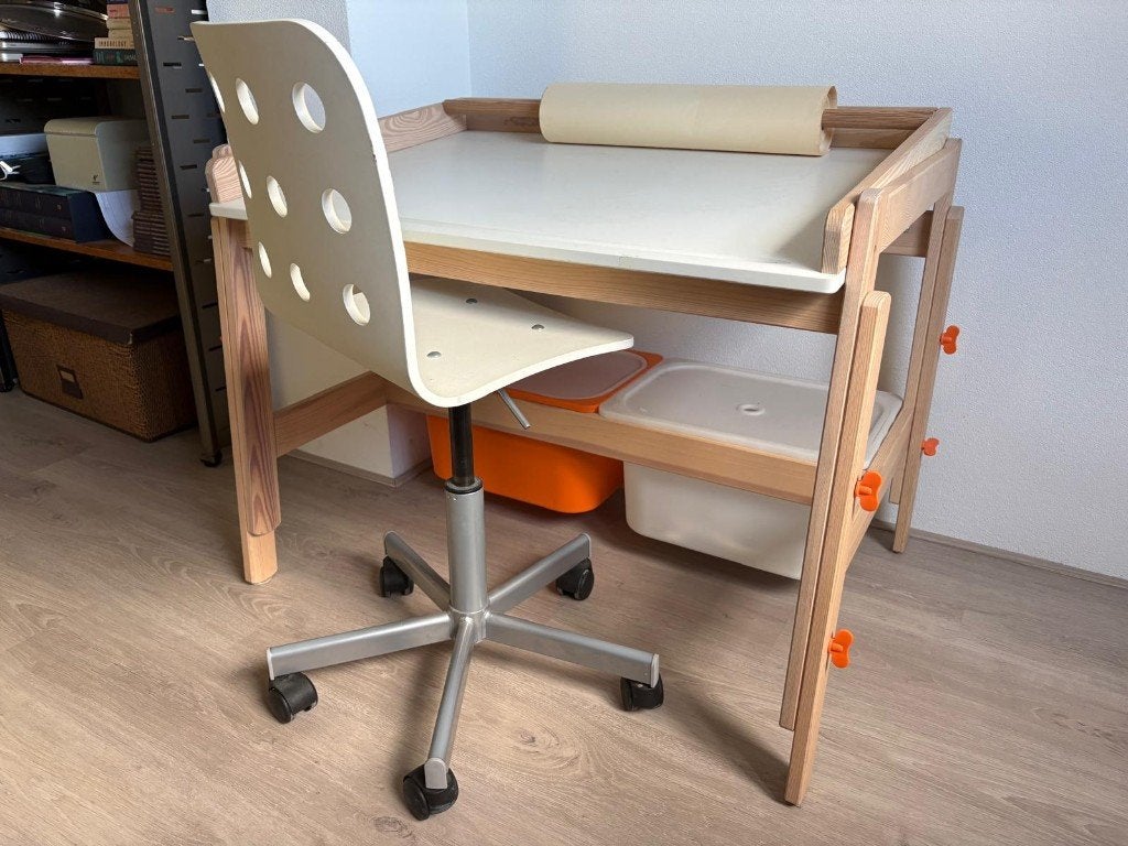 IKEA FLISAT kinderbureau + stoel + tekenrol + opbergbakken, Ophalen, Gebruikt, Tafel(s) en Stoel(en)