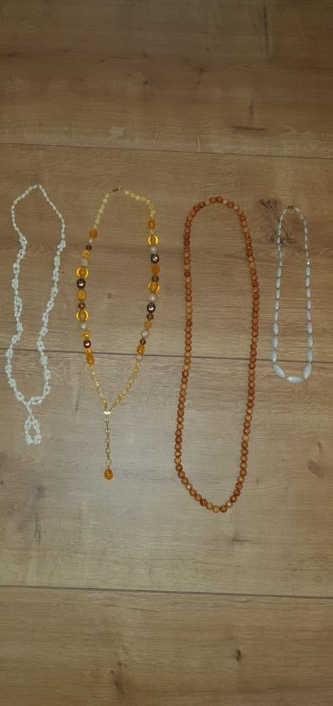 4 kettingen kralen geel wit bruin houten kralen + schelpen, Ophalen of Verzenden, Zo goed als nieuw, Bruin, Overige materialen