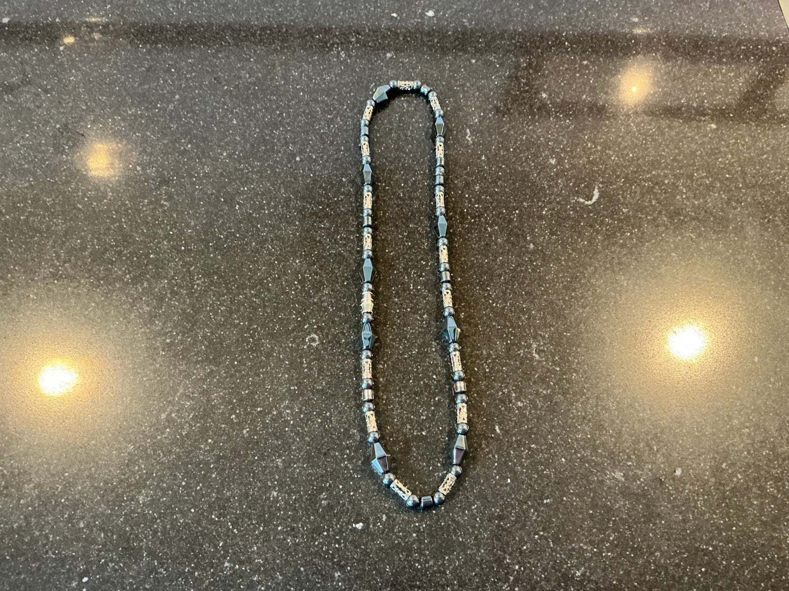 Oude Hematite ketting met zilverkleurige accenten, Ophalen of Verzenden, Gebruikt, Zilver, Overige materialen