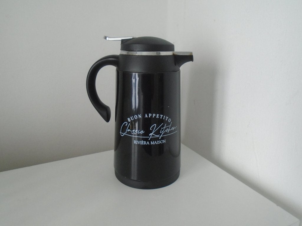 Riviera Maison Thermoskan - Zwart met witte opdruk, Theepot/fluitketel, Ophalen of Verzenden, Zo goed als nieuw, Zwart