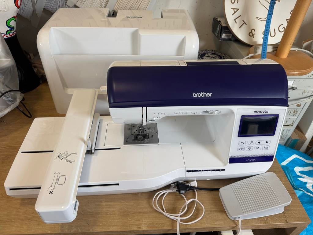 Brother Innovis NV2600 naai- en borduurmachine + extras!, Hobby en Vrije tijd, Naaimachines en Toebehoren, Zo goed als nieuw, Naaimachine